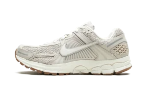 ZOOM VOMERO 5 WMNS "Light Orewood Brown"
