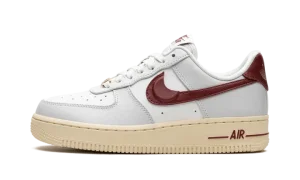 AIR FORCE 1 LO WMNS "Swoosh Pocket - Team Red"