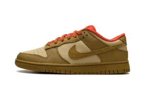 DUNK LOW WMNS "Bronzine Picante Red"