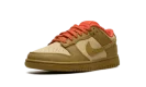 DUNK LOW WMNS "Bronzine Picante Red"