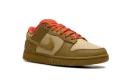 DUNK LOW WMNS "Bronzine Picante Red"