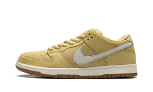 SB Dunk Low "Saturn Gold" FJ1674 700