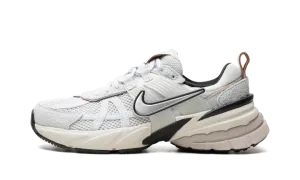 V2K Run WMNS "Pure Platinum / Chrome" FN6703 002