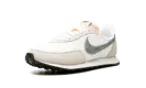 WAFFLE TRAINER 2 WMNS "White / Metallic Silver" DA8291 101