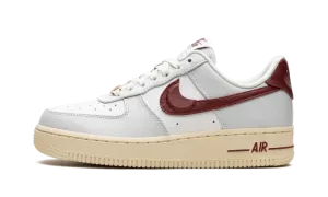AIR FORCE 1 LO WMNS "Swoosh Pocket - Team Red" DV7584 001