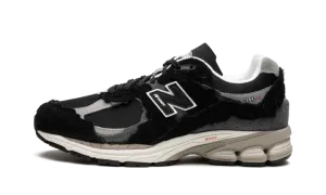 2002R "Protection Pack - Black / Grey" M2002RDJ