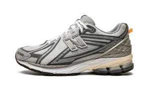 1906R "INVINCIBLE x N.HOOLYWOOD Grey Swan" M1906RNI